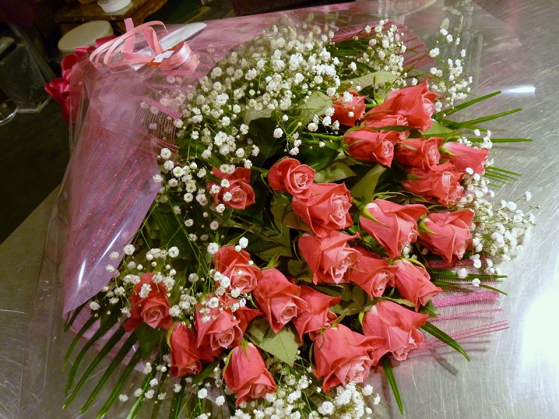 ピンクバラとカスミソウの花束