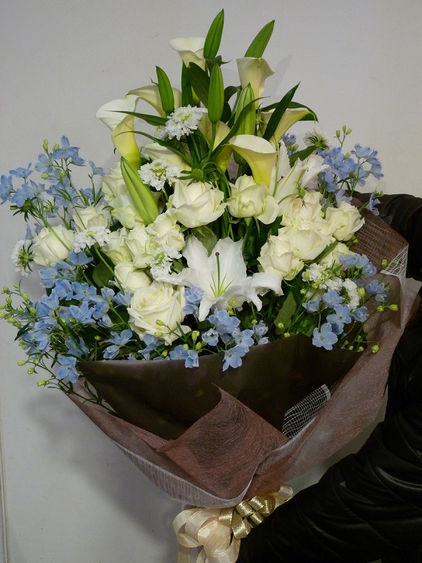 白・ブルー系花束