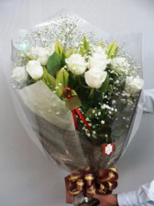 白バラ12本とカスミ草の花束