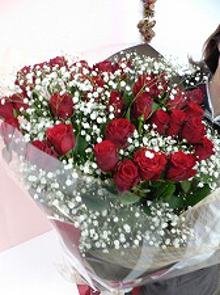 花束の王道赤バラとカスミ草の花束